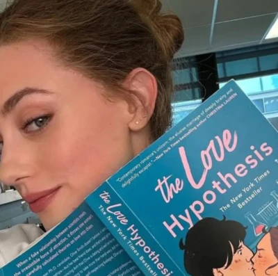 Atriz Lili Reinhart com cópia de 'A Hipótese do Amor' (Foto: Instagram)