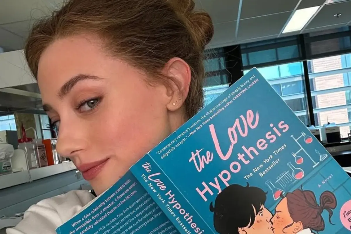 Atriz Lili Reinhart com cópia de 'A Hipótese do Amor' (Foto: Instagram)