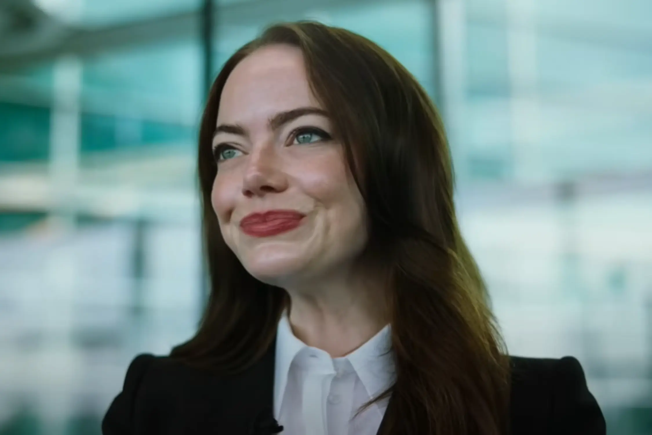 Bugonia novo filme de Yorgos Lanthimos com Emma Stone tem trailer e pôster divulgados