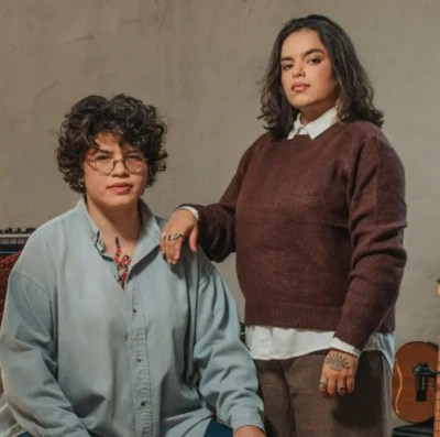Duo instrumental DUA, formado pelas musicistas goianas Ingrid Lobo (guitarra) e Rayssa Almeida (baixo)