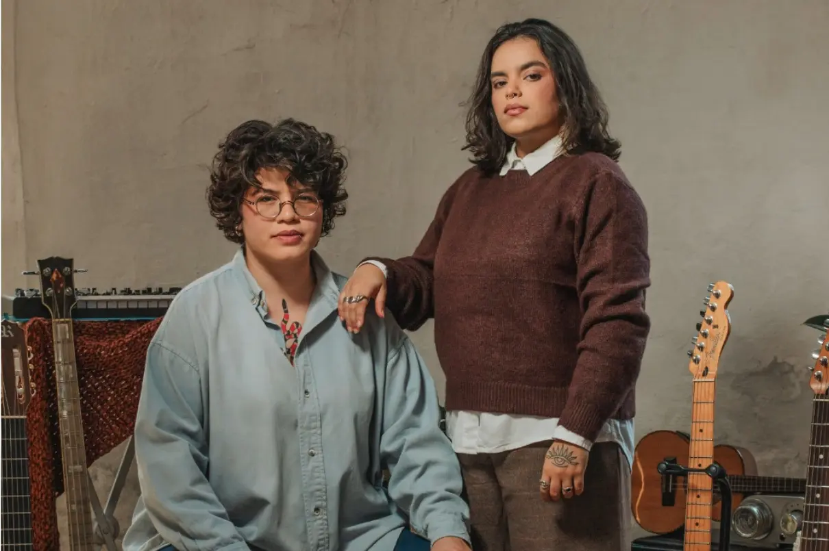 Duo instrumental DUA, formado pelas musicistas goianas Ingrid Lobo (guitarra) e Rayssa Almeida (baixo)