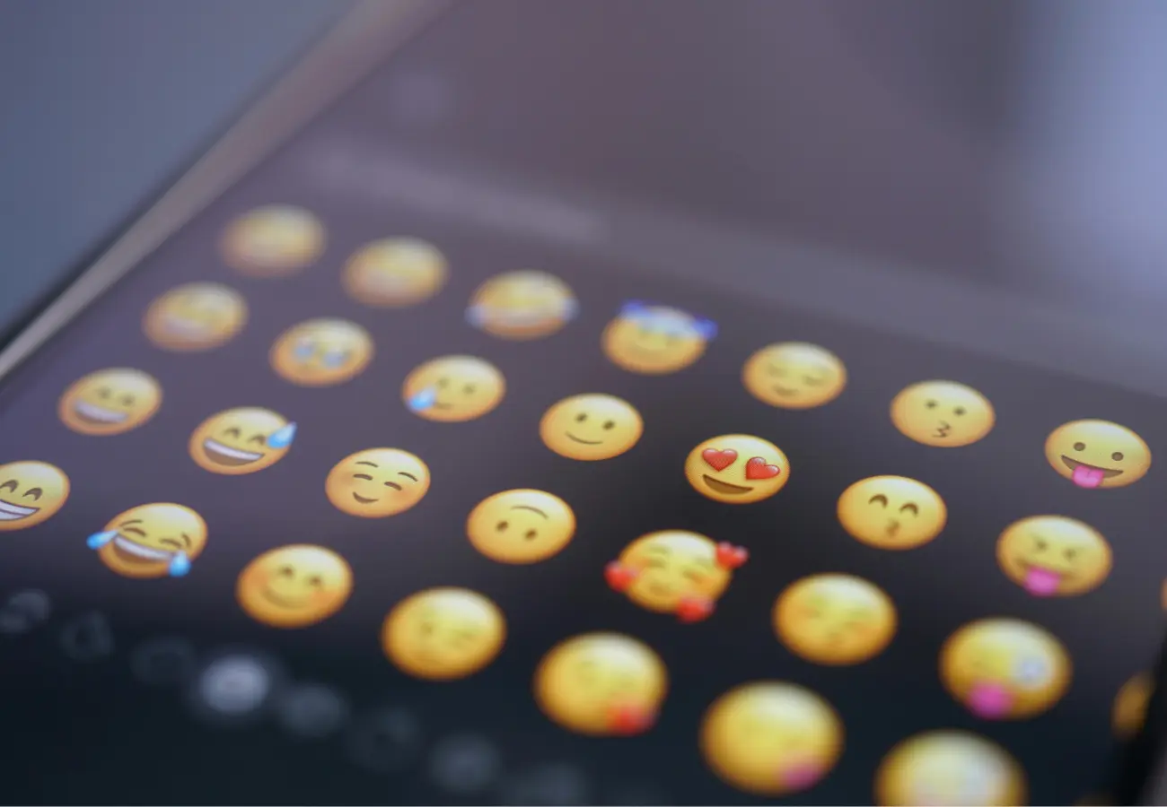 Pedófilos usam linguagem com símbolos, em emojis (Foto Canva)