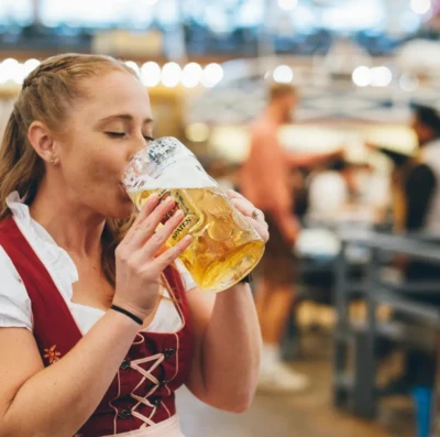 Programação das 5 maiores Oktoberfests do Brasil em 2025 (Foto Canva)