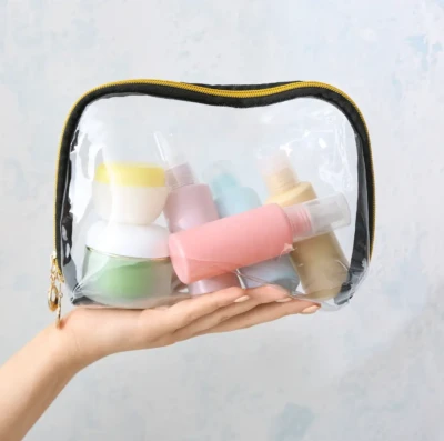 Saiba como transportar líquidos em viagens de avião, de acordo com novas regras (Foto Canva)