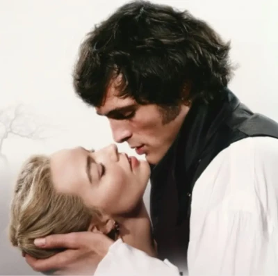 Margot Robbie e Jacob Elordi em “O Morro dos Ventos Uivantes (Foto Warner Bros Pictures)