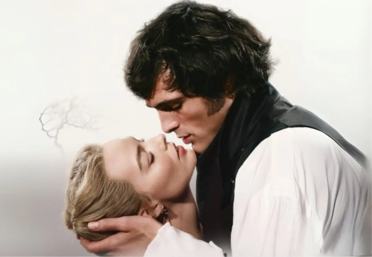 Margot Robbie e Jacob Elordi em “O Morro dos Ventos Uivantes (Foto Warner Bros Pictures)