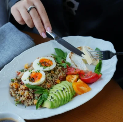 Como evitar intoxicação alimentar durante viagens e proteger toda a família