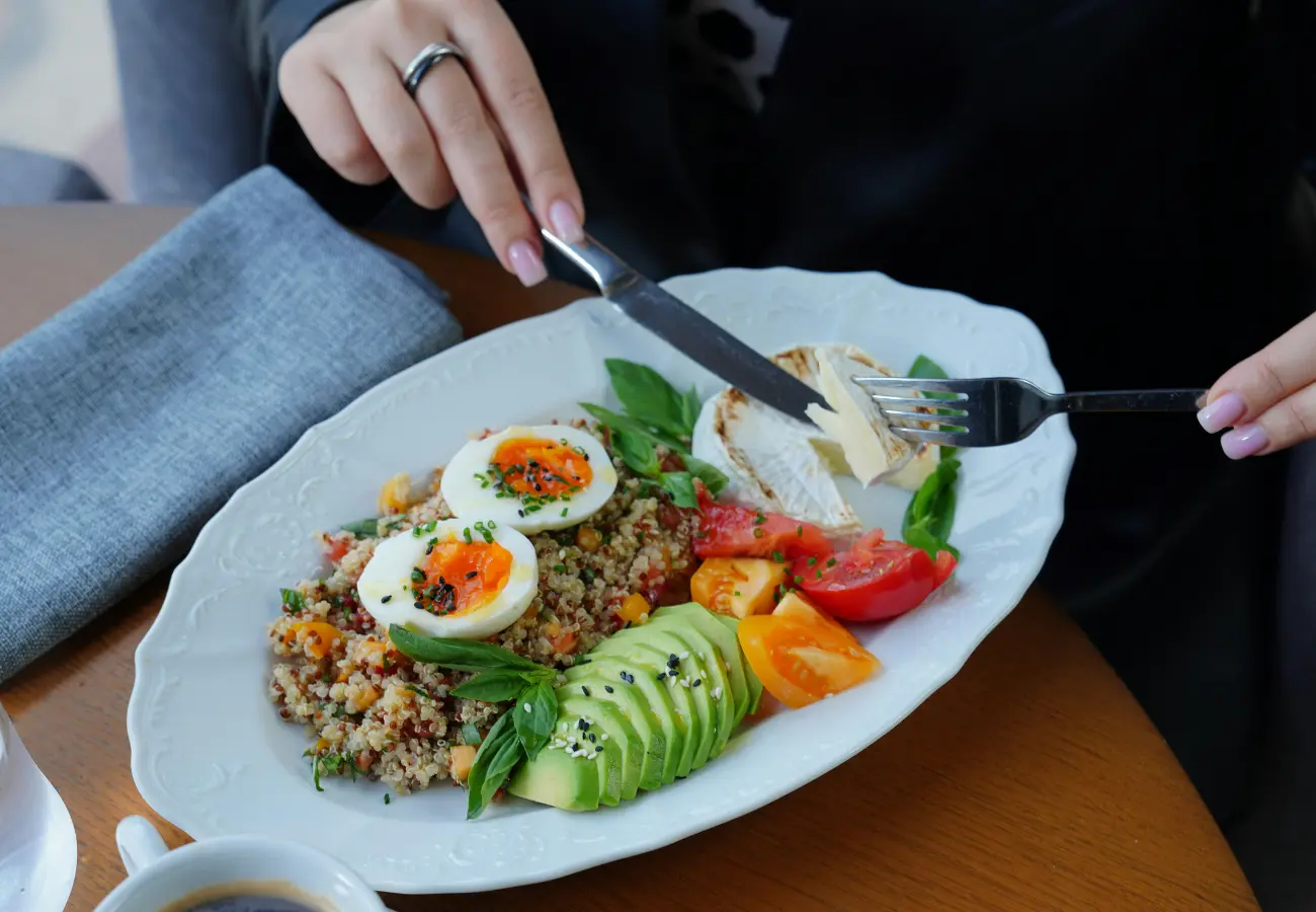 Como evitar intoxicação alimentar durante viagens e proteger toda a família
