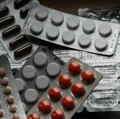 Mistura de remédios provoca risco silencioso aos rins, segundo especialista