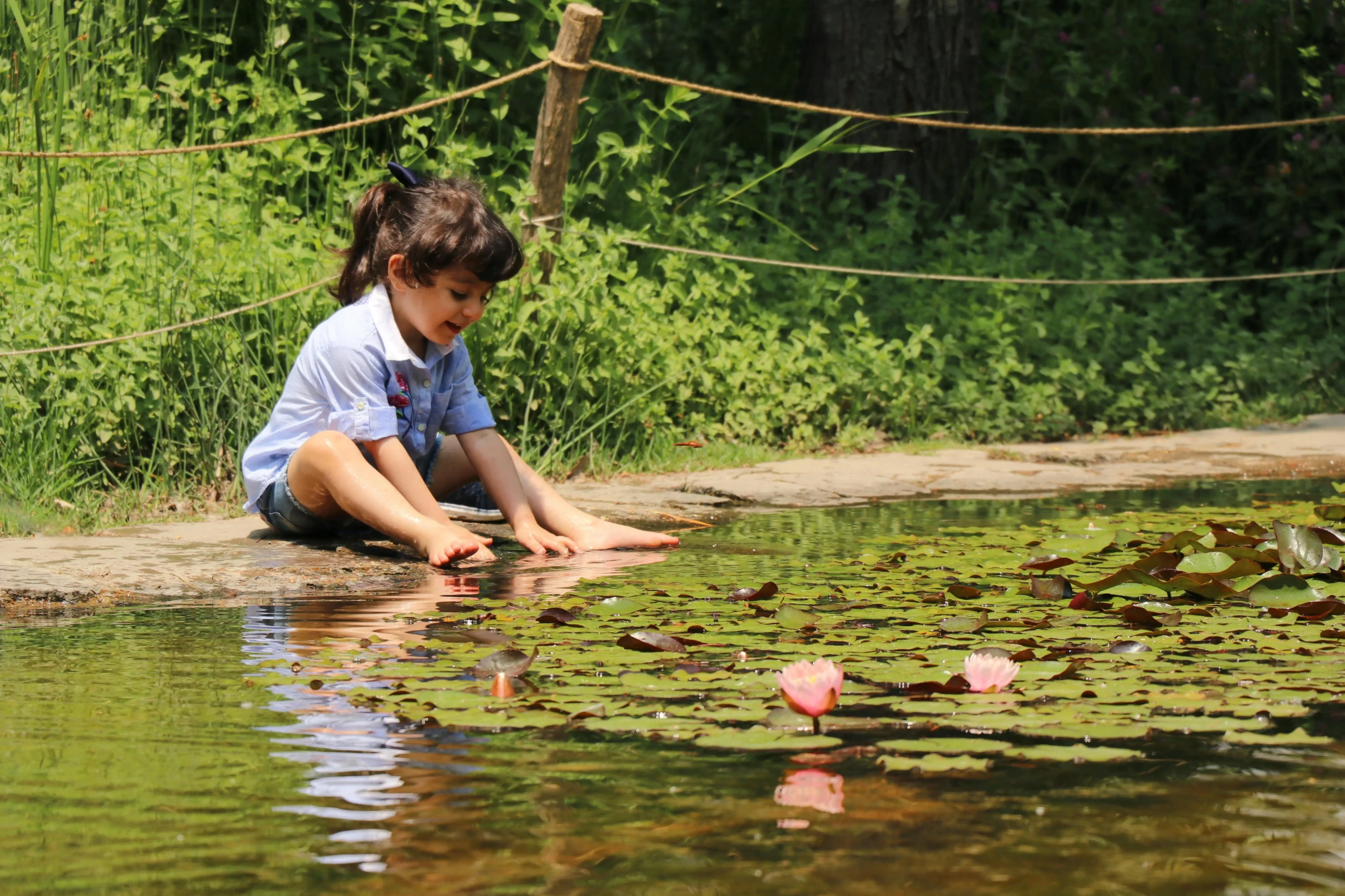 Férias em família: natureza faz bem as crianças (Foto: Pexels)