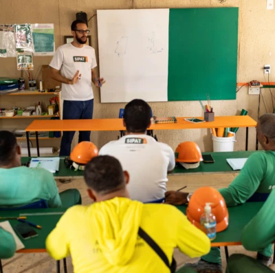 Alfabetização de adultos em canteiros de obras de GOiás traz impactos socioeconômicos importantes