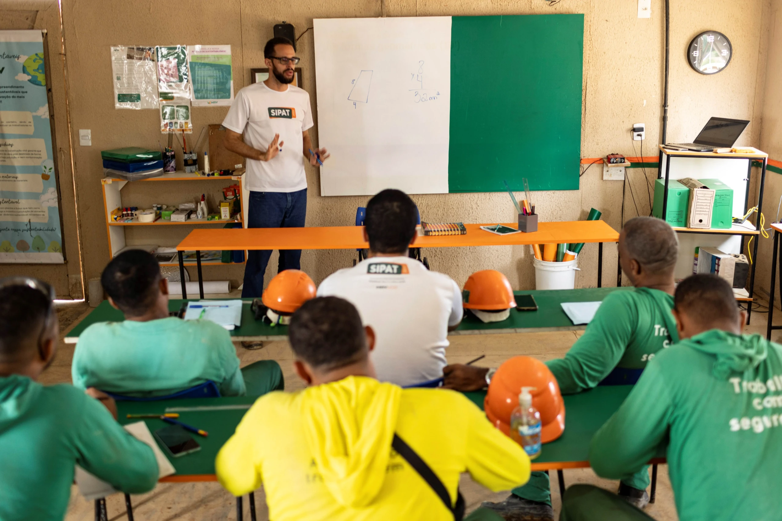 Alfabetização de adultos em canteiros de obras de GOiás traz impactos socioeconômicos importantes