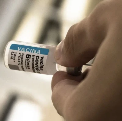 Após cinco anos de vacinação, covid recua, mas ainda preocupa
