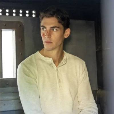 Jovem Sherlock estreia no Prime Video e revela origem explosiva do maior detetive da ficção