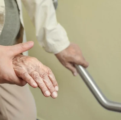 Quedas entre idosos aumentam no Brasil e expõem falhas na prevenção doméstica e institucional