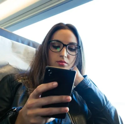 Vai viajar no verão Veja como proteger seu celular e evitar dor de cabeça nas férias