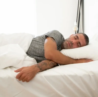 Dor nas costas ao acordar pode ser culpa do colchão; veja quando é hora de trocar