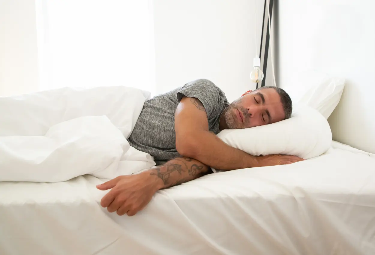 Dor nas costas ao acordar pode ser culpa do colchão; veja quando é hora de trocar