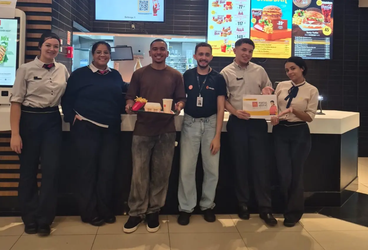 McDonald's abre cozinha ao público e permite visita aos bastidores do preparo dos alimentos