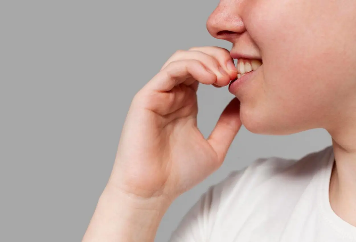 Você roe as unhas Esse hábito comum pode estar prejudicando sua saúde sem você perceber