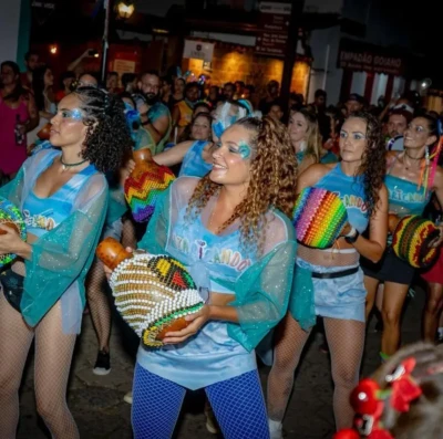 Zazaricando leva raizeiros ao Carnaval de Pirenópolis e transforma cortejo em ato de cura coletiva