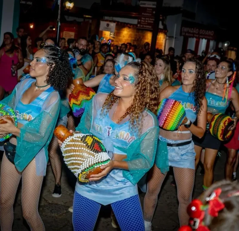 Zazaricando leva raizeiros ao Carnaval de Pirenópolis e transforma cortejo em ato de cura coletiva
