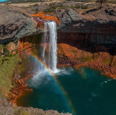 Conheça Salto del Agrio, cachoeira de fogo de 40 metros que hipnotiza turistas na Argentina