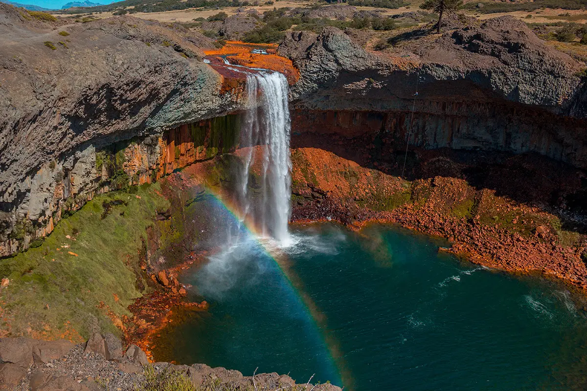 Conheça Salto del Agrio, cachoeira de fogo de 40 metros que hipnotiza turistas na Argentina