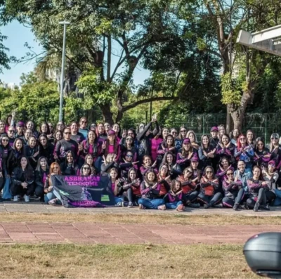 MotoMulher agita Goiânia com encontro de 500 motociclistas, homenagem e show de rock