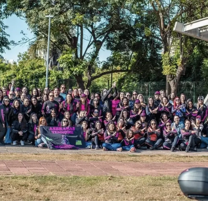 MotoMulher agita Goiânia com encontro de 500 motociclistas, homenagem e show de rock
