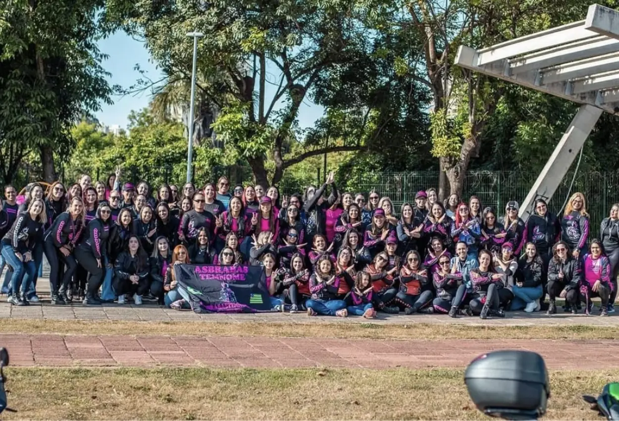 MotoMulher agita Goiânia com encontro de 500 motociclistas, homenagem e show de rock