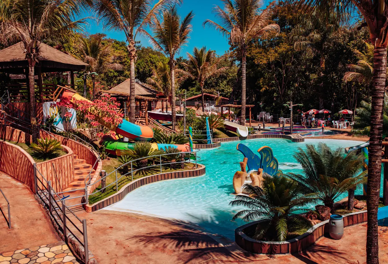 Parque perto de Brasília reúne piscinas, cachoeira e lazer em meio ao Cerrado