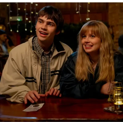 “Procurando Emily” aposta em encontros inesperados e romance no universo universitário