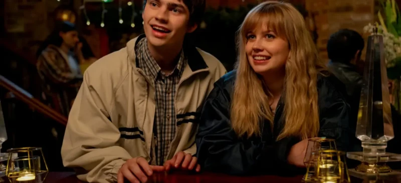 “Procurando Emily” aposta em encontros inesperados e romance no universo universitário