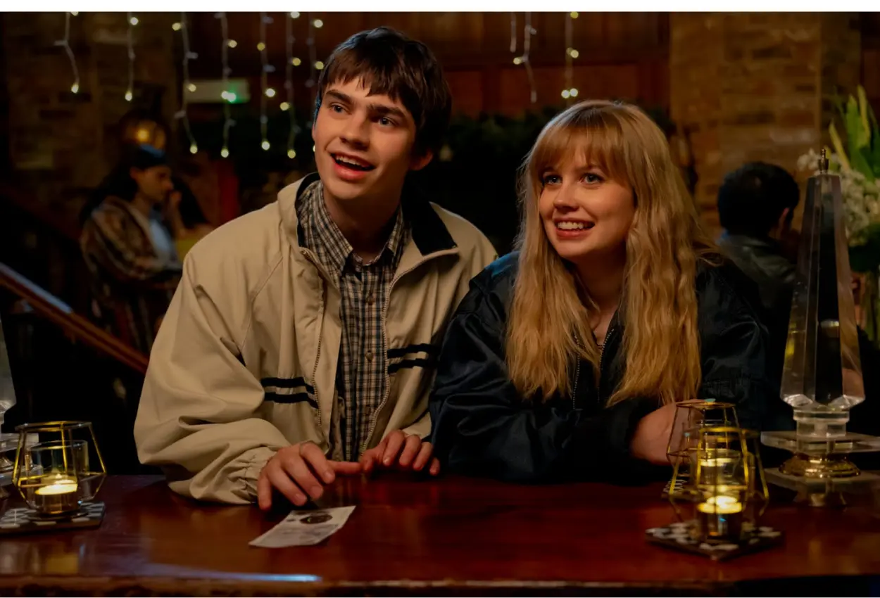 “Procurando Emily” aposta em encontros inesperados e romance no universo universitário