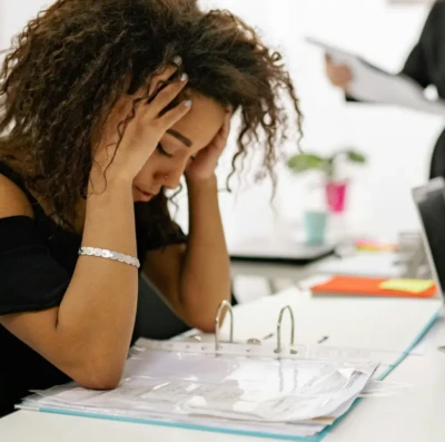 Sete em cada 10 mulheres sofrem ansiedade e desmotivação no trabalho, revela pesquisa corporativa