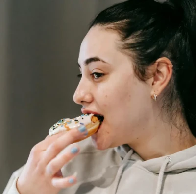 Vontade extrema de comer doce após o almoço pode ser por falta de vitamina B3, diz especialista