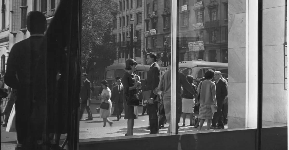 Eva Wilma (1933-2021) e Walmor Chagas (1930-2013) dialogando em meio à multidão (Foto: Divulgação/Cinemateca Brasileira)