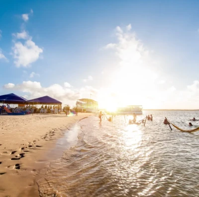 Aracaju destino de sol o ano inteiro, praias tranquilas e experiências que conquistam turistas no Brasil