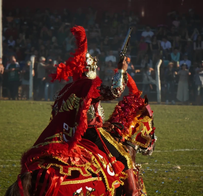 Festa do Divino de Pirenópolis celebra 200 anos das Cavalhadas em 2026; veja programação