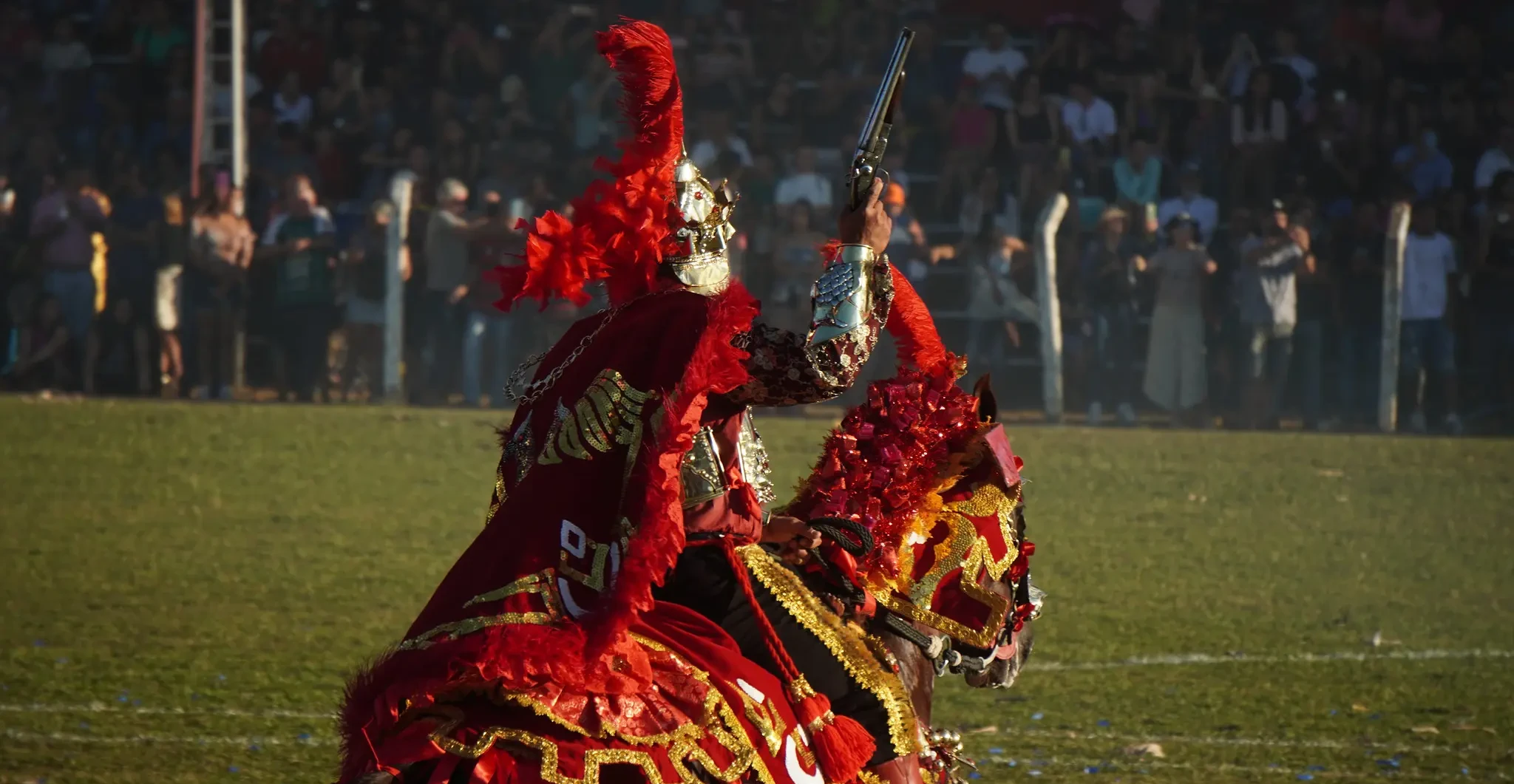Festa do Divino de Pirenópolis celebra 200 anos das Cavalhadas em 2026; veja programação