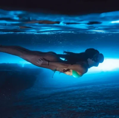 Conheça a Gruta do Acaiá; fenômeno raro de água azul fluorescente atrai turistas na Ilha Grande