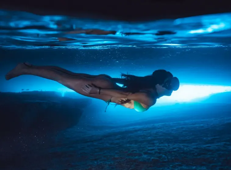 Conheça a Gruta do Acaiá; fenômeno raro de água azul fluorescente atrai turistas na Ilha Grande