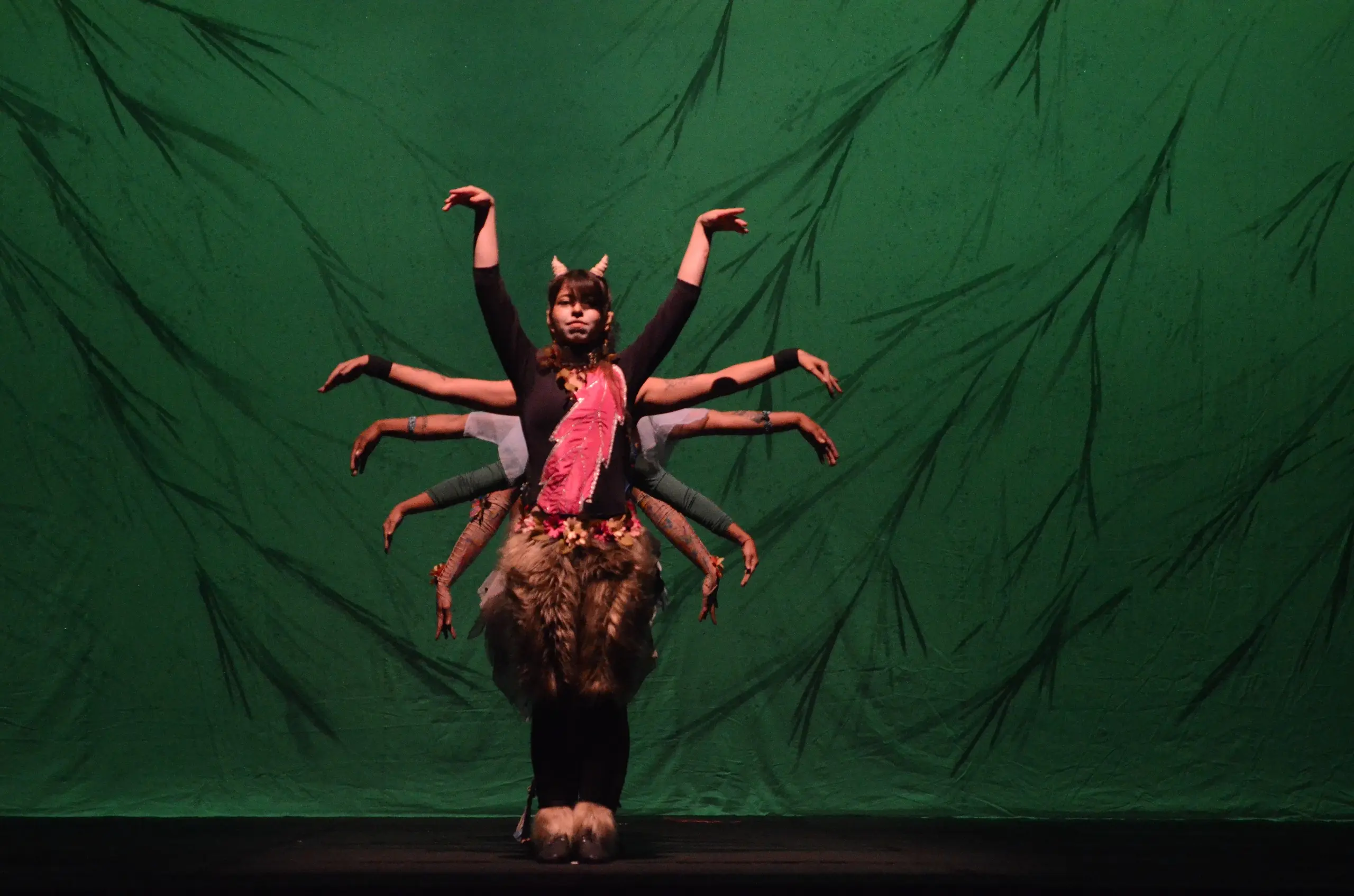 Espetáculos de circo contemporâneo sobre corpo e sociedade movimentam Goiânia