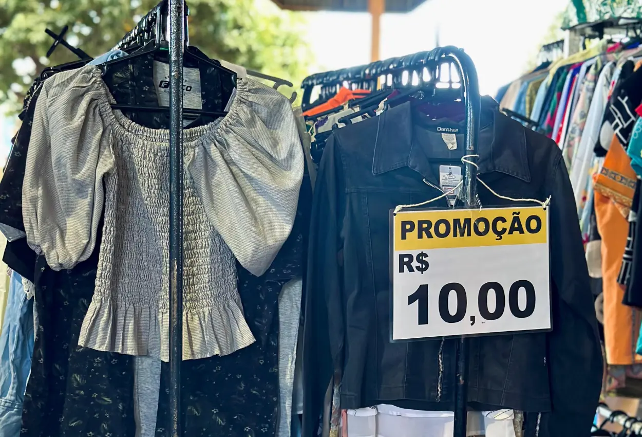 Feira de Brechós Cabide Rosa fortalece moda circular e empreendedorismo feminino em Goiânia