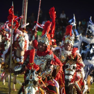 Festa do Divino de Pirenópolis celebra 200 anos das Cavalhadas em 2026; veja programação