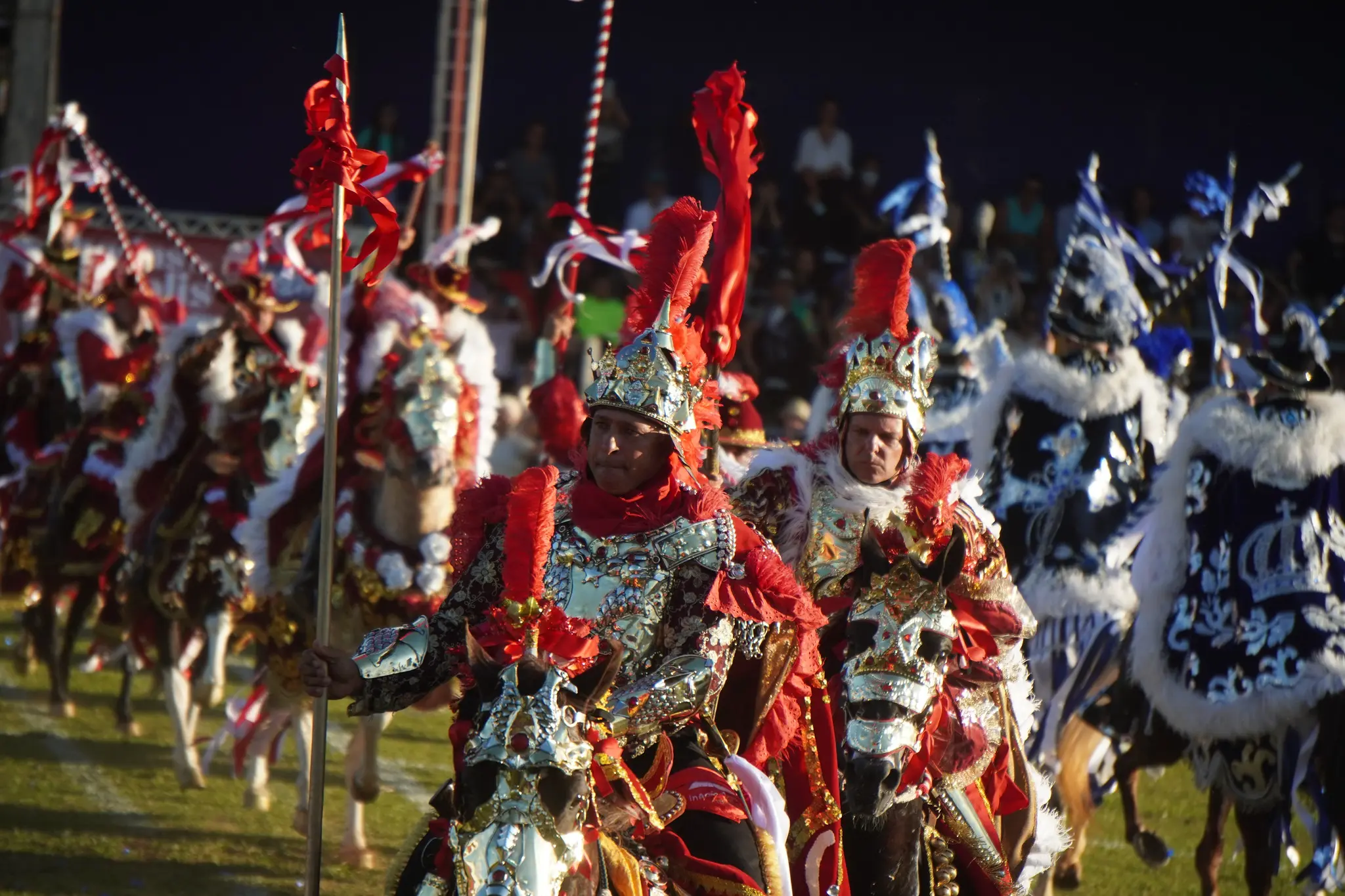 Festa do Divino de Pirenópolis celebra 200 anos das Cavalhadas em 2026; veja programação