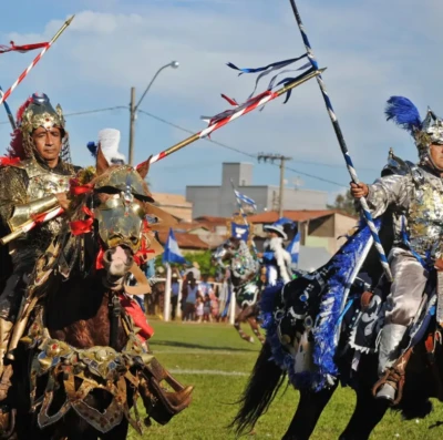 Cavalhadas de Jaraguá 2026: tradição centenária e shows gratuitos prometem quatro dias intensos