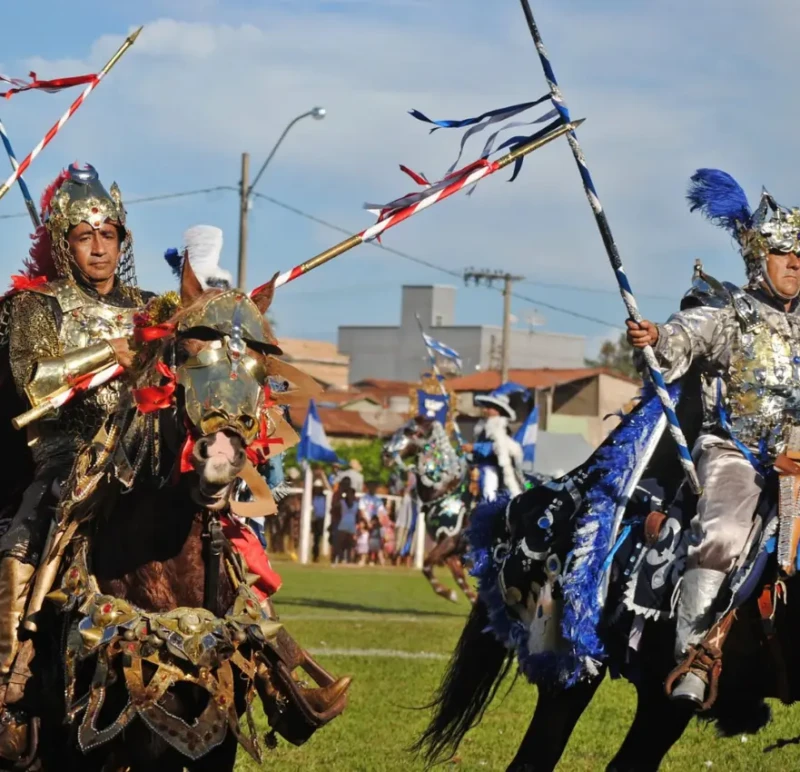 Cavalhadas de Jaraguá 2026: tradição centenária e shows gratuitos prometem quatro dias intensos