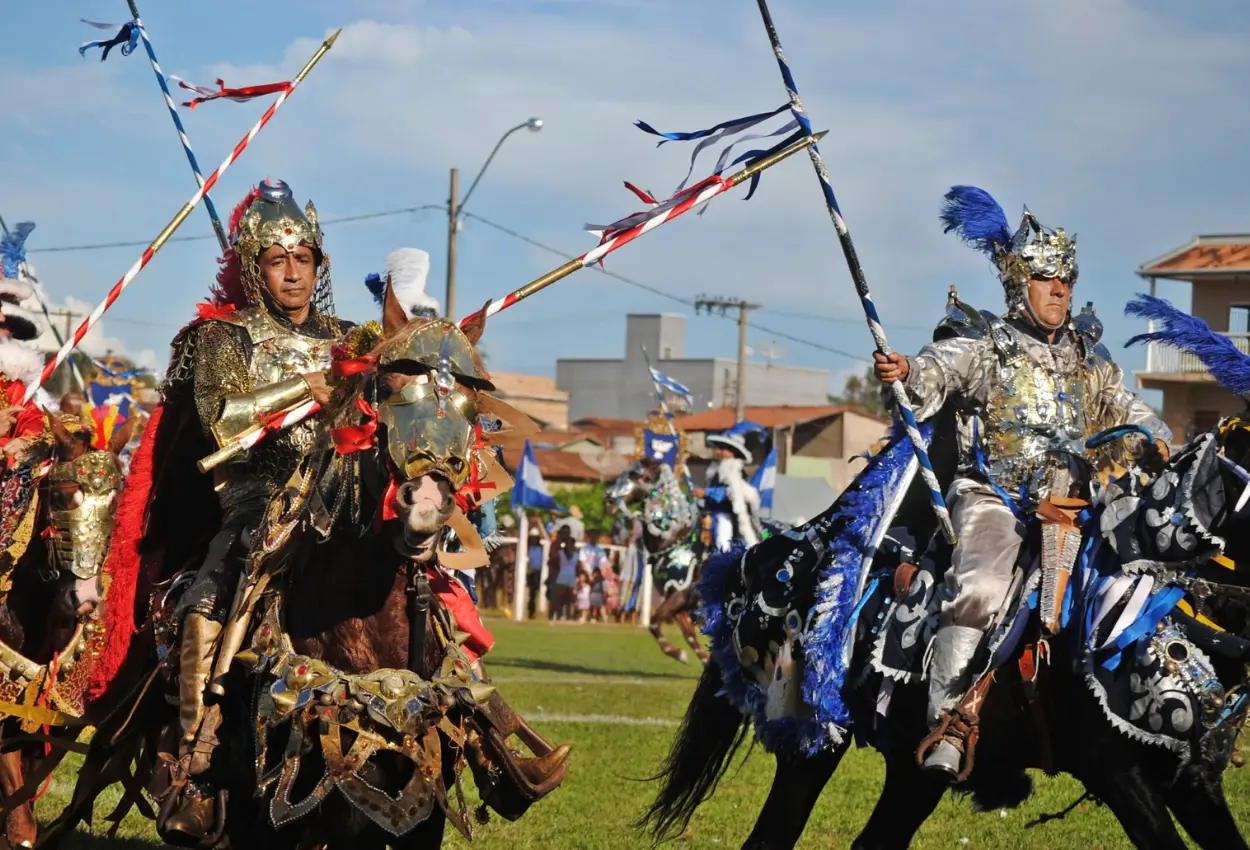 Cavalhadas de Jaraguá 2026: tradição centenária e shows gratuitos prometem quatro dias intensos